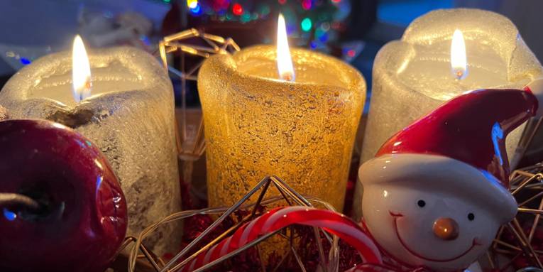 Drei leuchtende Kerzen auf einem Adventskranz